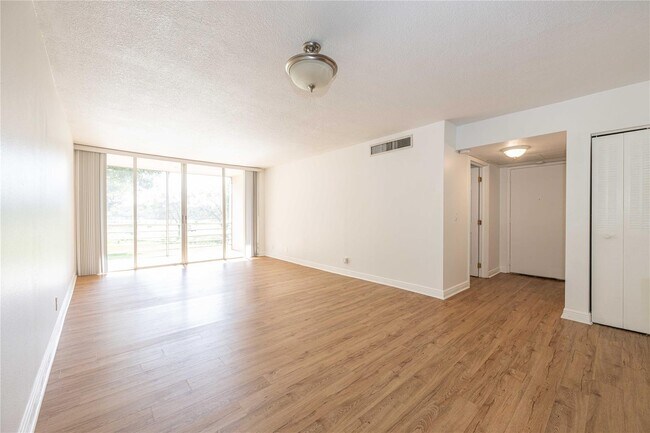 Building Photo - 9471 Evergreen Pl