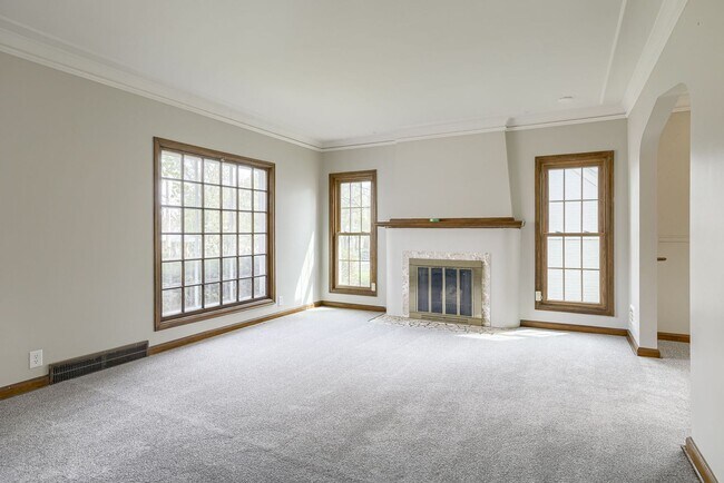 Building Photo - Happy Hollow 3 Bedroom!!