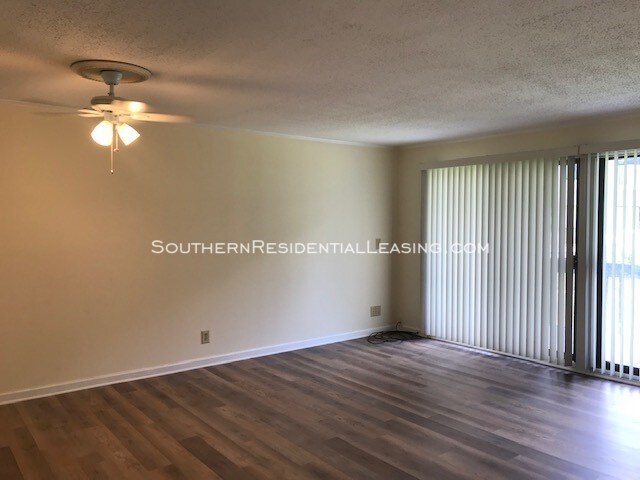 Building Photo - Newly remodeled with new flooring and paint!
