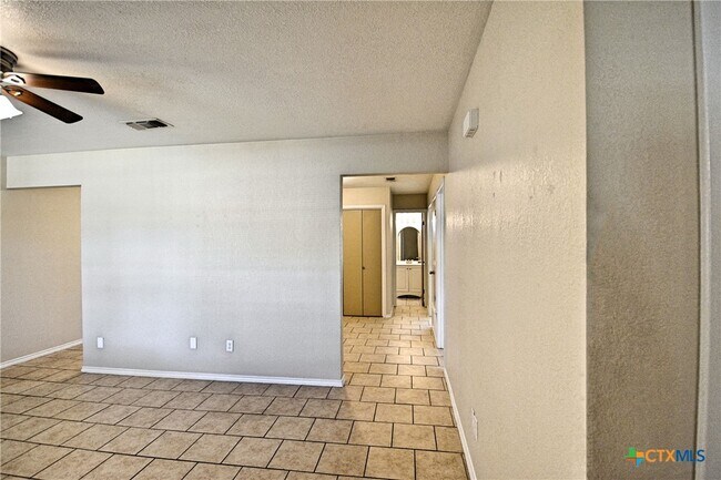 Foto del edificio - 525 Buttercup Ln