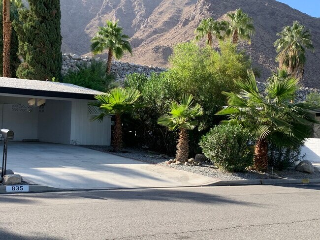 Zona de garaje - 835 N Rose Ave