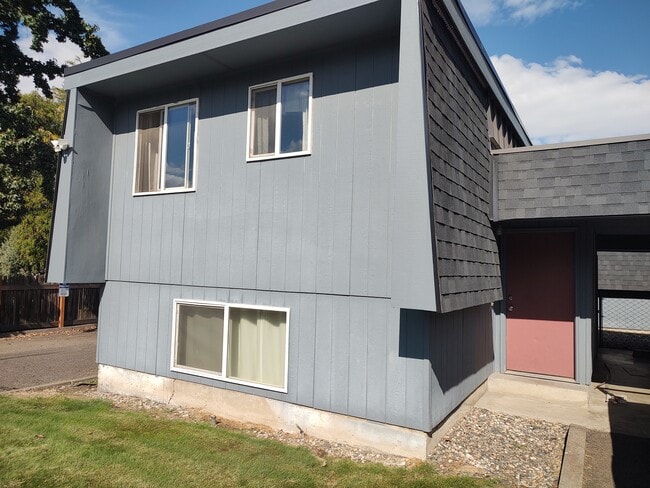 Building Photo - 1122 Francis Ave