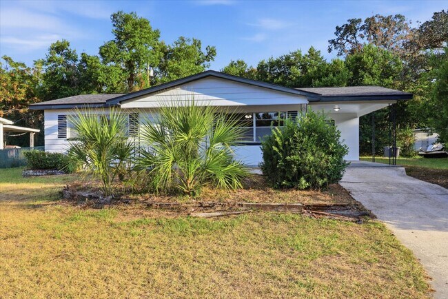 Foto del edificio - Charming  Florida 2 Bedroom Bungalow with an Additional Bonus/Sunroom, Covered Parking & Patio