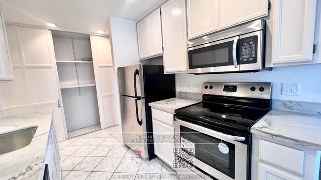 Foto del edificio - Beautiful large 1 bedroom with Hardwood la...