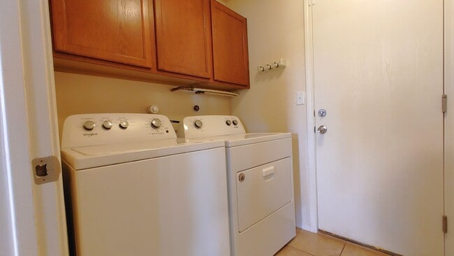 Building Photo - Roomy 3 Bedroom 2 Bathroom Home In Los Lunas!