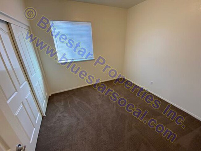 Building Photo - Single Level Home with Rear Fenced Yard & ...