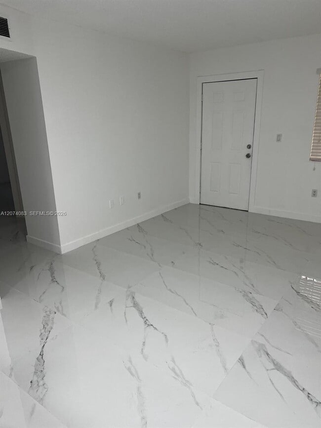 Building Photo - 5560 W 21st Ct