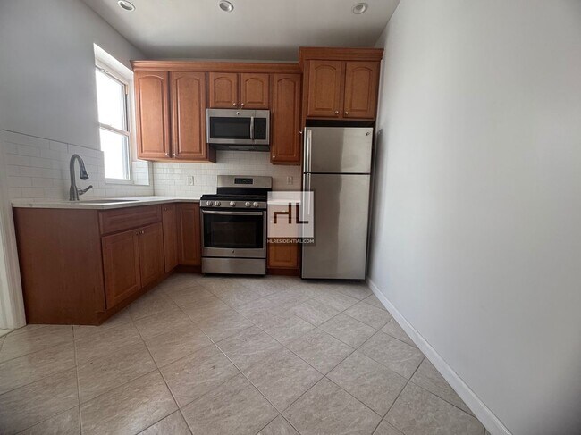 Foto del edificio - Fully Renovated 1-Bedroom Apartment in the...