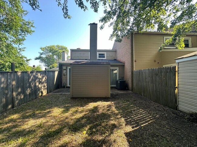 Building Photo - Large Townhouse in Virginia Beach with a Fenced Yard!