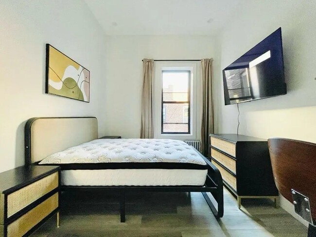 Building Photo - Furnished room/NOT APARTMENT