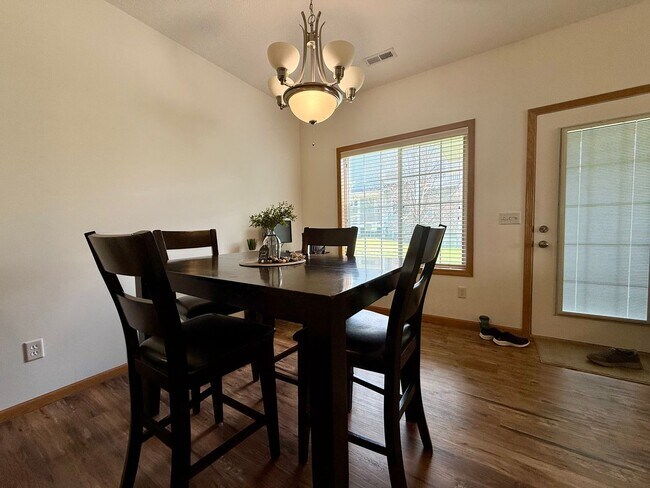 Foto del edificio - Lovely 3BR/3BA Otsego End Unit Townhome Available June!