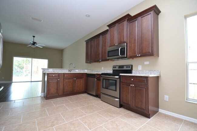Foto del edificio - Fantastic fully upgraded 4 BR Oviedo Pool ...
