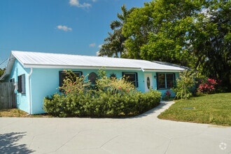 Building Photo - 6432 SE Clairmont Pl