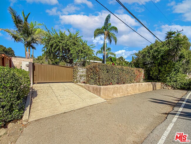 Foto del edificio - 2123 Sycamore Canyon Rd