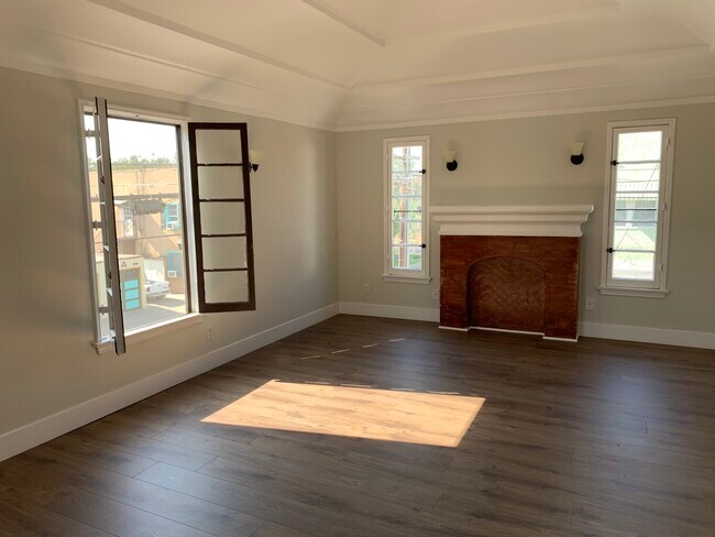 Spacious & Bright Living Room - 7557 Oakwood Ave