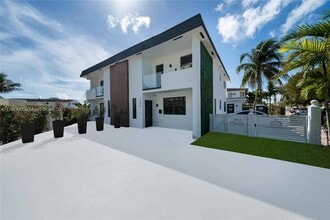 Building Photo - 7994 Crespi Blvd