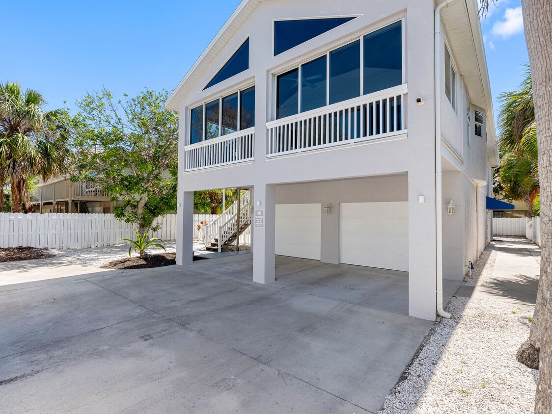 Primary Photo - Steps to One of the Finest Beaches – Spaci...