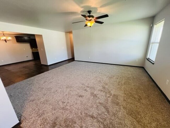 Foto del edificio - 3BR 2BA duplex with 2 car garage!!