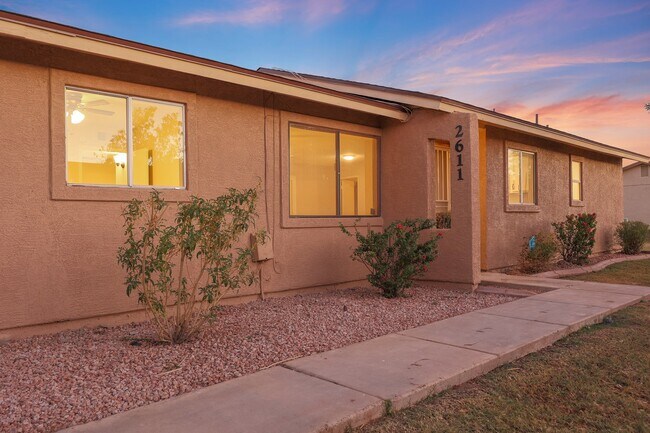 Building Photo - 2611 E Maryland Dr