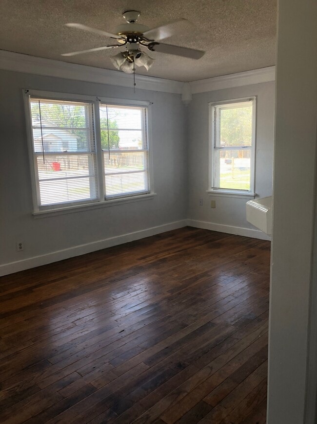 Building Photo - CUTE HOME WITH 2 BEDROOMS, 1 BATHROOM, 1 CAR GARAGE