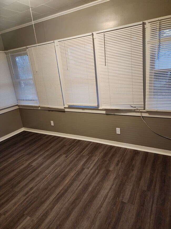 Building Photo - Newly updated duplex