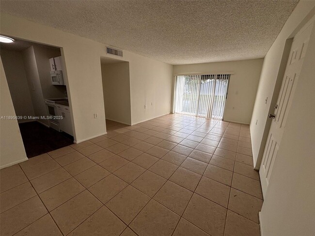 Building Photo - 1140 Lake Victoria Dr