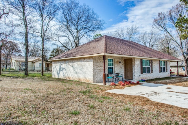 Building Photo - 712 Seven Oaks Rd