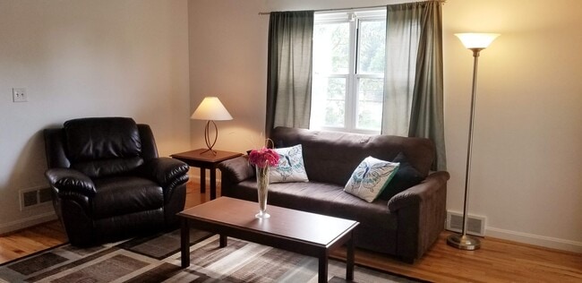 Sala de estar - 7710 Plainfield Rd