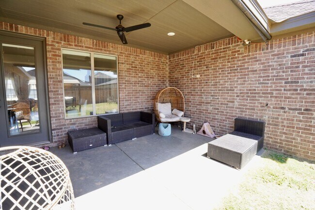 Building Photo - 4 Bedroom 2 bath in Hatton Place!