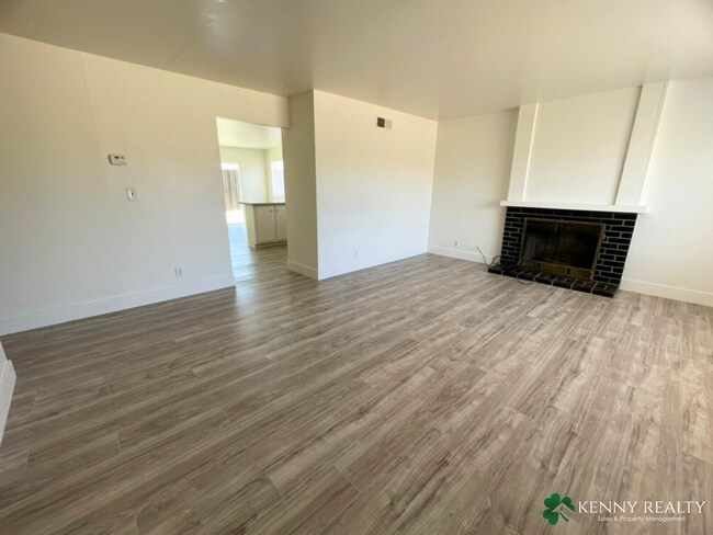 Foto del edificio - 4 Bedroom, 2 Bathroom Home in Foster City with Large Yard