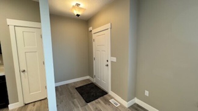 Building Photo - 3 Bedroom 2.5 bath Townhome in Sandy!