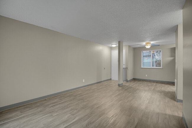 Building Photo - Lynmarie Apartments