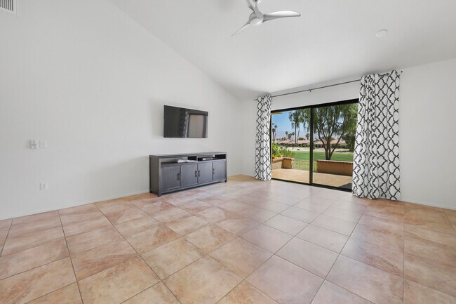 Foto del edificio - 40492 Bay Hill Way