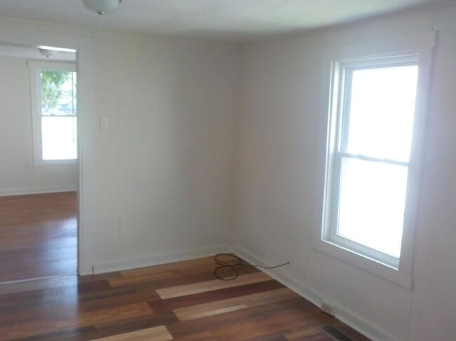 Building Photo - Modern Comfort: 3-Bed, 2-Bath Residence wi...