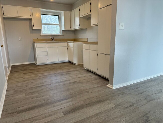 Foto del edificio - 421 W 65th Pl N