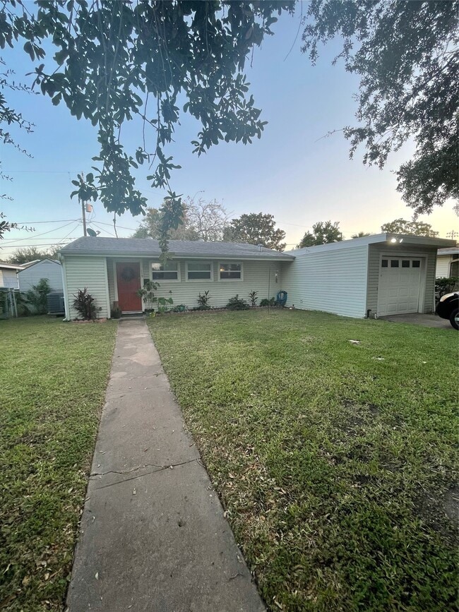 Building Photo - 119 Albacore Ave