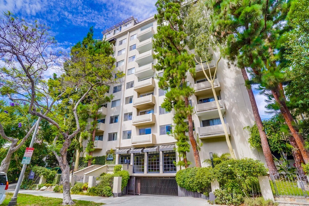 Foto principal - 435 N Oakhurst Dr