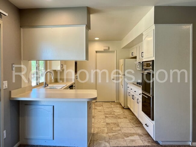 Building Photo - 1426 Kingston Dr