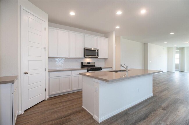 Building Photo - 112 Fluttermill Loop