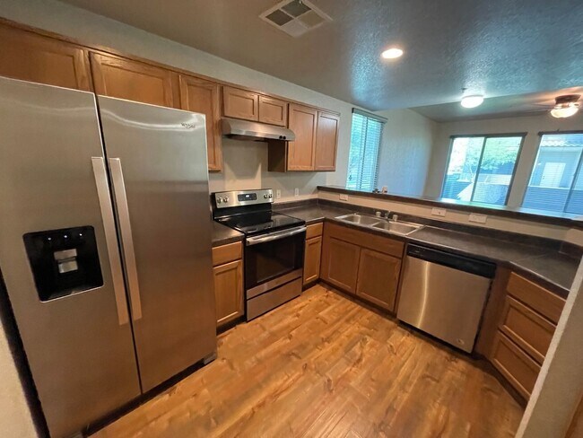 Foto del edificio - LUXURY EL DORADO END UNIT FOR RENT!