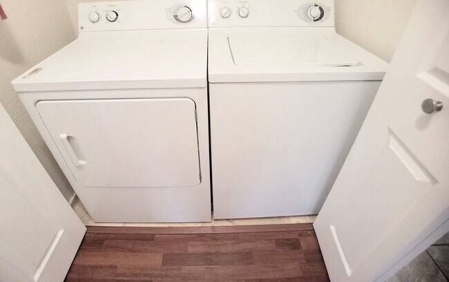 Foto del edificio - Beautiful 1/1 Wood Floors Condo for Rent i...