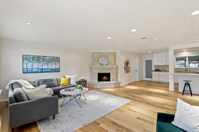 Foto del edificio - 10328 Shadow Oaks Dr