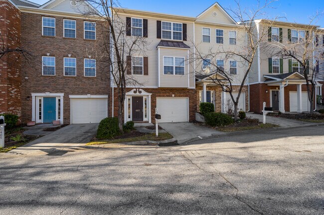 Foto del edificio - 402 Woodbark Ct