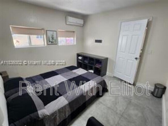 Building Photo - 2165 SW 47th St