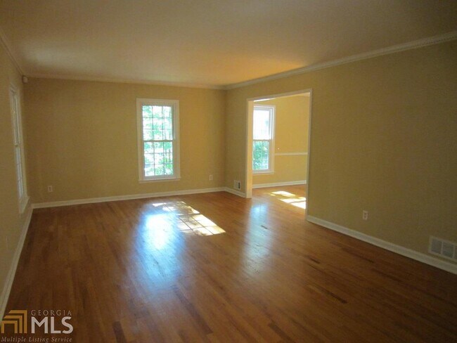 Building Photo - 2320 Oxbow Cir