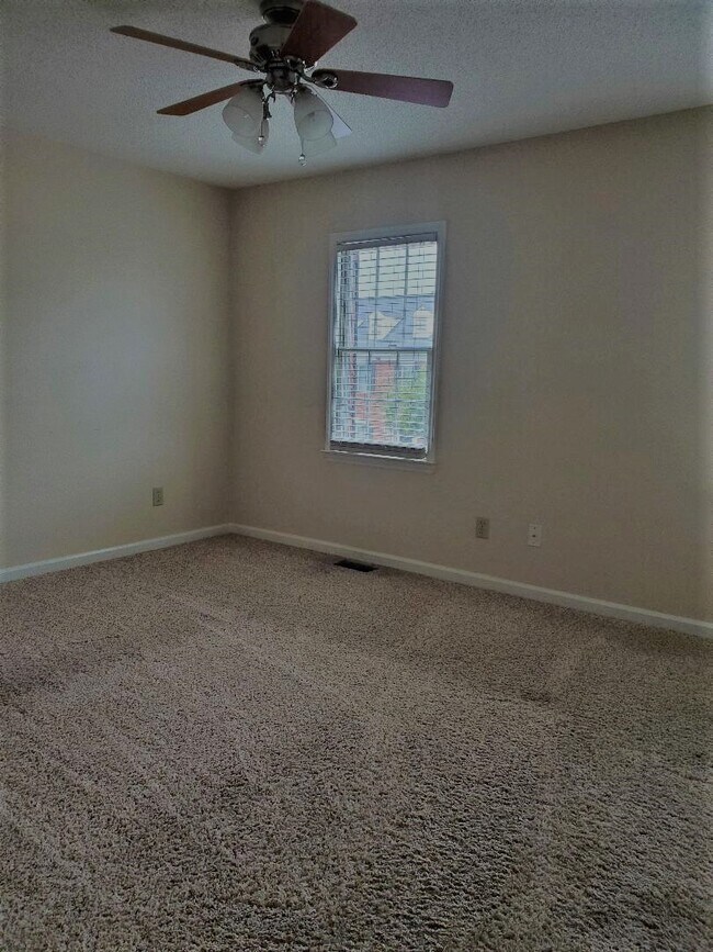 Building Photo - 400 Sunset Dr