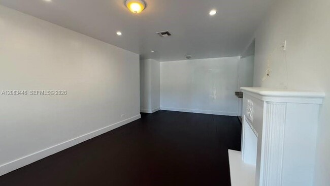 Building Photo - 670 NE 166th St