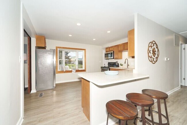 Building Photo - Remodeled and Walking Distance to Schools ...