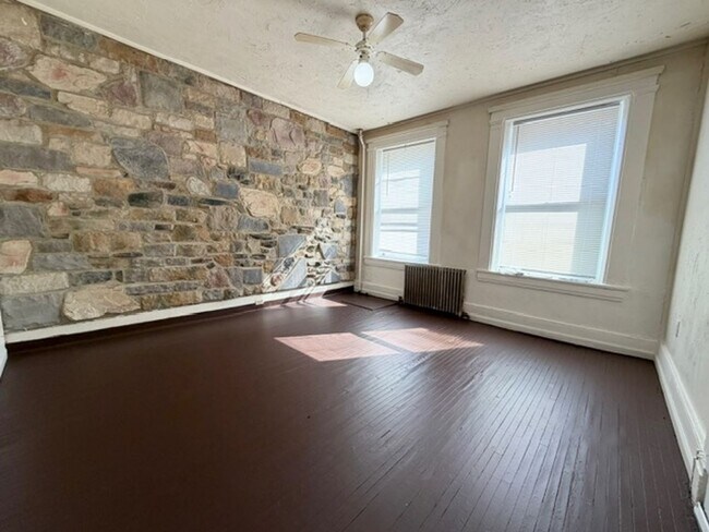 Foto del edificio - 745 E Market St