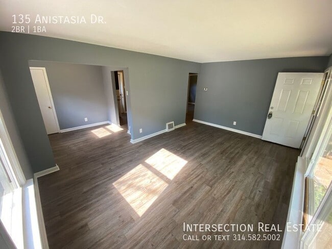 Foto del edificio - 135 Anistasia Dr